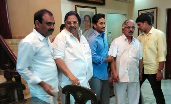 dasari narayana rao,ys jaganmohan reddy  ఇదేమి కొత్త ఎత్తుగడ దాసరి గారూ?